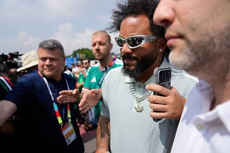 Marcelo é retirado pela polícia após protestos próximos ao Estádio Azteca na abertura da Copa