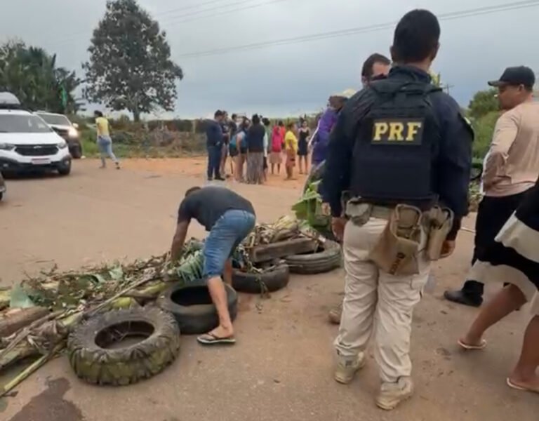 Após bloqueio na BR-364, moradores de Bujari chegam a acordo com prefeitura e liberam rodovia