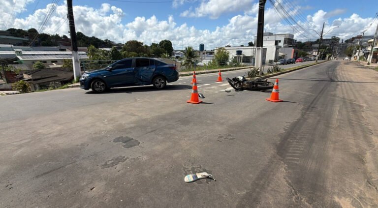 Colisão entre moto e carro mobiliza equipes e exige sinalização da via
