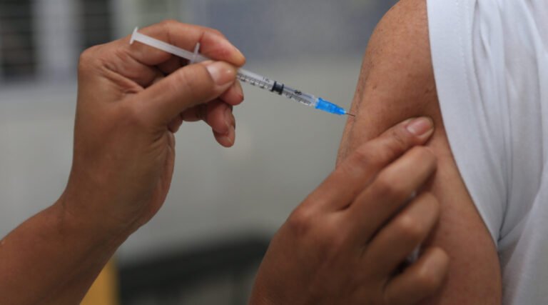Após repercussão de supostos casos ligados à vacina, Acre mantém imunização contra dengue para adolescentes