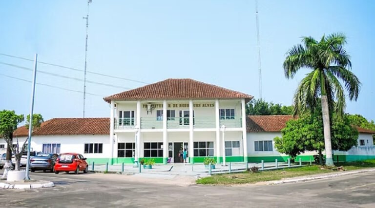 Servidores contratados relatam atraso salarial em Rodrigues Alves; prefeitura diz buscar solução