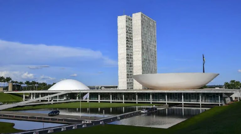 PoderData: 48% reprovam Câmara; 46%, o STF; e 44%, o Senado