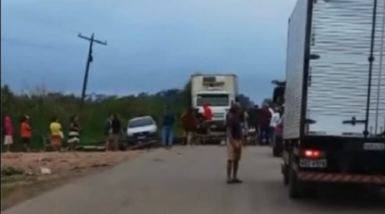 Moradores bloqueiam BR-364 em Bujari para cobrar melhorias no Ramal Abib Curi