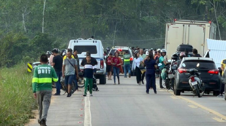 Moradores fecham Variante para exigir melhorias no Ramal da Praia Grande em Cruzeiro do Sul