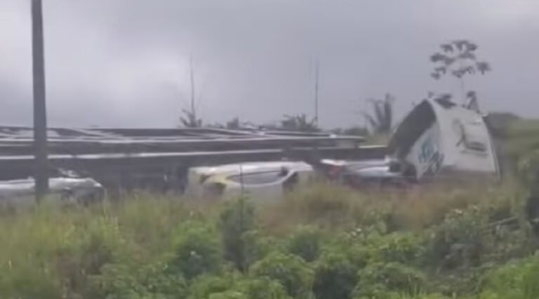 Carreta cegonha tomba na BR-364, em Tarauacá, e deixa veículos danificados