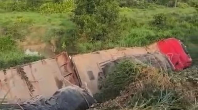 Caminhão carregado de cimento tomba em ribanceira na BR-364 entre Manoel Urbano e Feijó