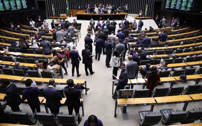 Governo federal retira urgência de projeto sobre fim da escala 6×1 e libera pauta de votações na Câmara