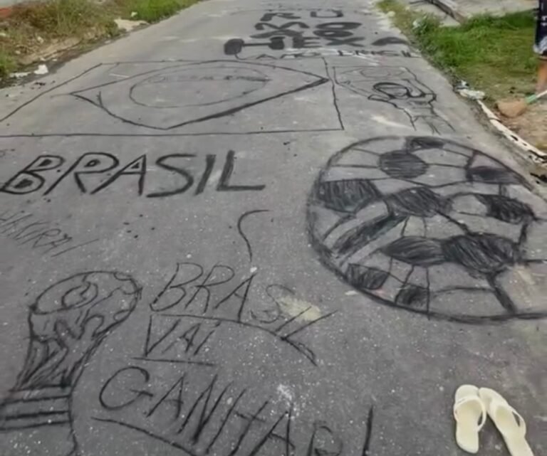 Crianças usam carvão e transformam rua em cenário da Copa