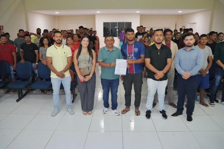 Prefeito César Andrade celebra assinatura de 119 contratos com produtores do PNAE em Porto Walter