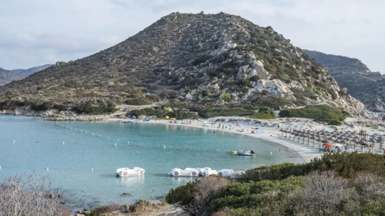 Praia na Sardenha restringe uso de guarda-sóis para preservar área afetada por incêndios