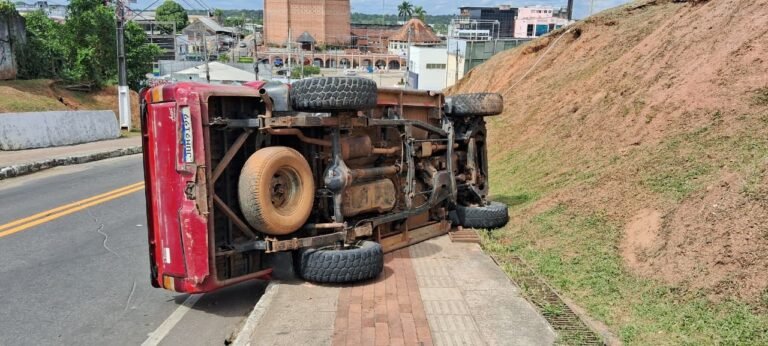 Caminhonete tomba após problema na direção e invade calçada em Cruzeiro do Sul