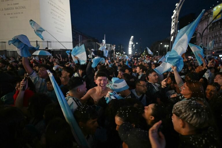 Virada da Argentina sobre Inglaterra leva multidão às ruas em Buenos Aires