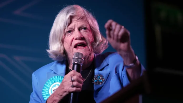 Promotoria afirma que ex-parlamentar britânica Ann Widdecombe foi morta dentro de casa; suspeito é preso