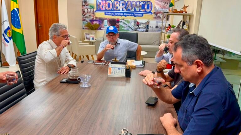 Jorge Viana visita prefeito Alysson Bestene, serve café e defende união institucional em favor de Rio Branco e do Acre