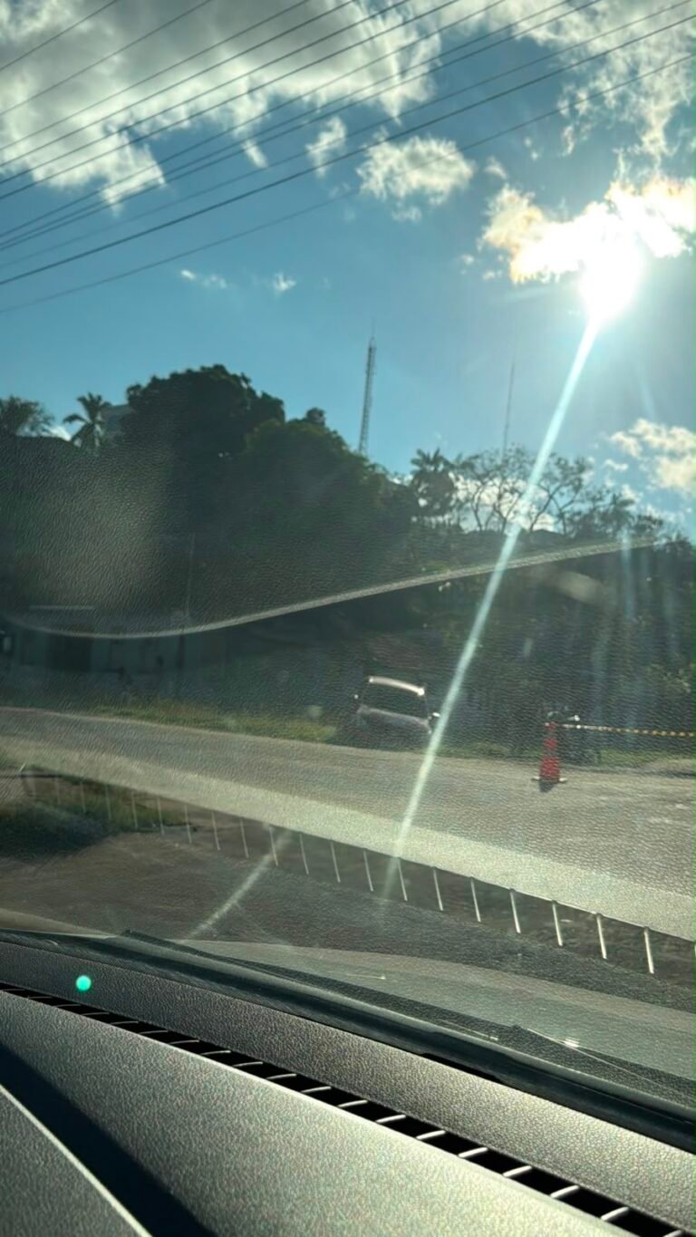 Carro sai da pista e vai parar em terreno entre as ruas Rego Barros e Floriano Peixoto, em Cruzeiro do Sul
