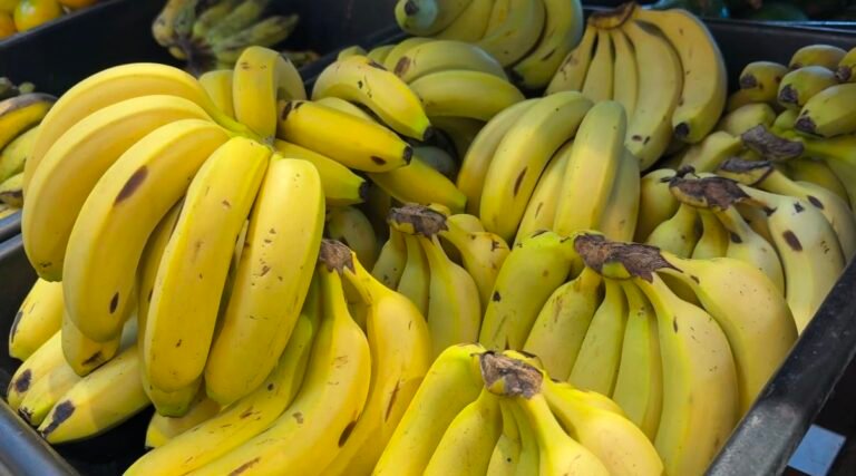 Banana grande fica mais escassa em Cruzeiro do Sul e mercados apontam exportação como principal causa