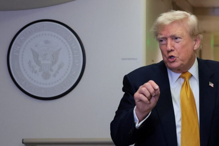 Trump afirma que EUA vão controlar Estreito de Ormuz e cobrar taxa de 20% sobre cargas; Irã reage com ameaças