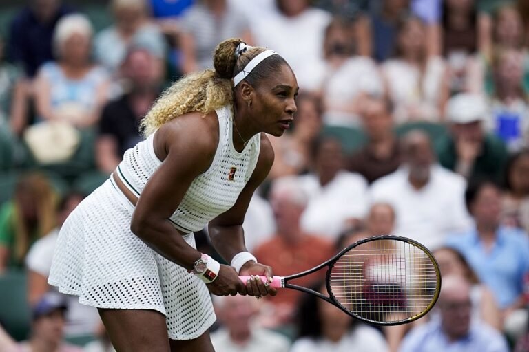 Serena Williams volta às quadras após quatro anos, emociona torcida, mas é derrotada em Wimbledon