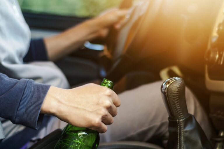 Motorista é preso por embriaguez após colidir com caminhonete oficial em Cruzeiro do Sul