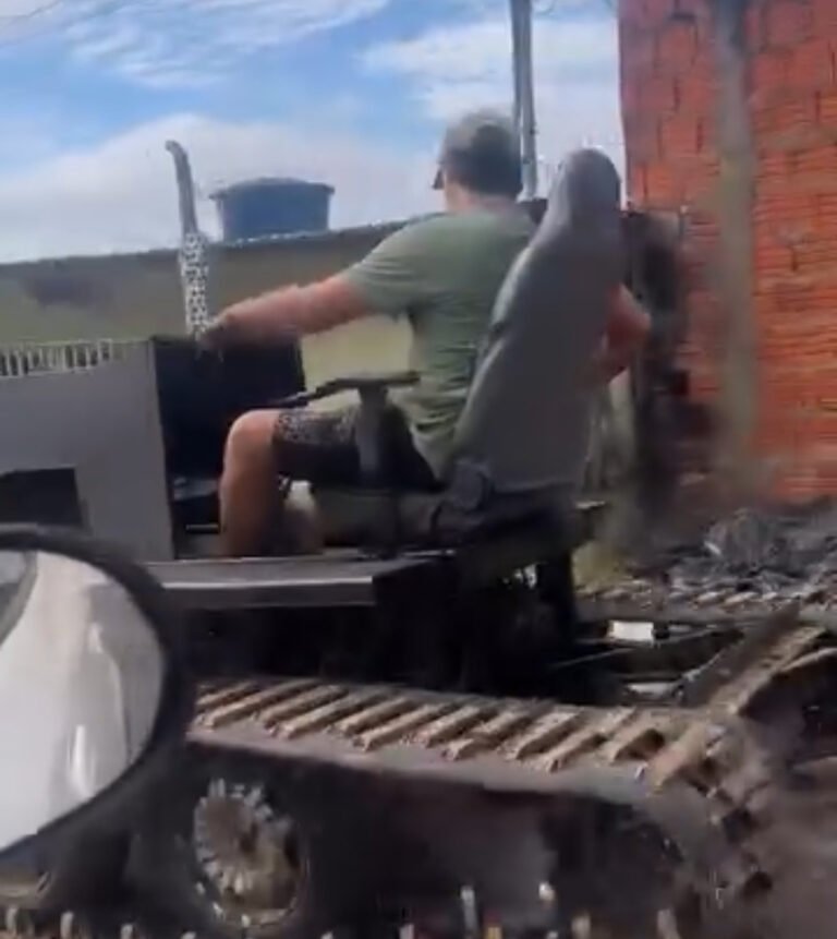 Cruzeiro do Sul não é para amadores: “tanque” artesanal circula pelas ruas da cidade e chama atenção