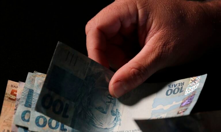 Trabalhadores nascidos em setembro e outubro recebem abono salarial nesta quarta-feira