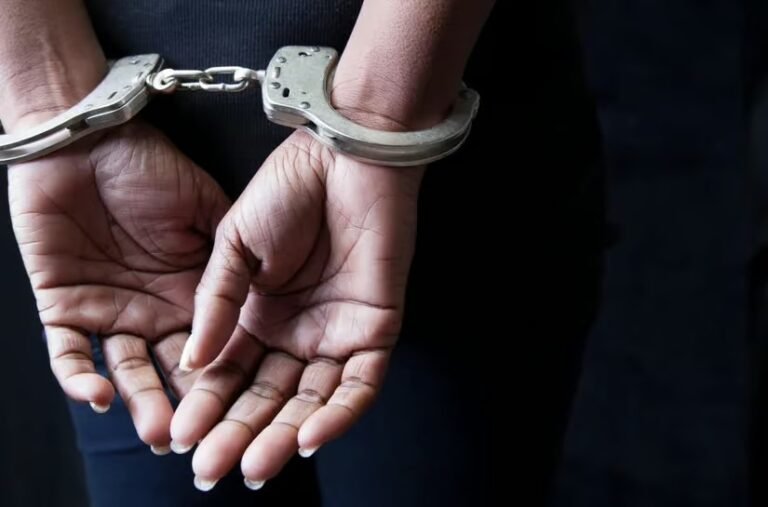 Mulher é presa após descumprir medida protetiva e tentar levar filhos em Cruzeiro do Sul