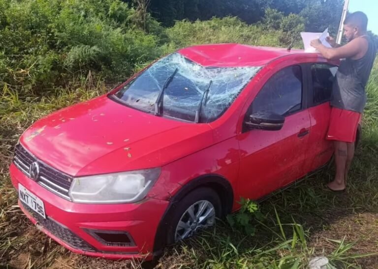 Carro capota após aquaplanar na AC-405, próximo ao Aeroporto de Cruzeiro do Sul