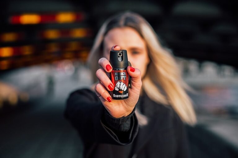 Senado aprova projeto que libera spray de pimenta para mulheres a partir de 16 anos