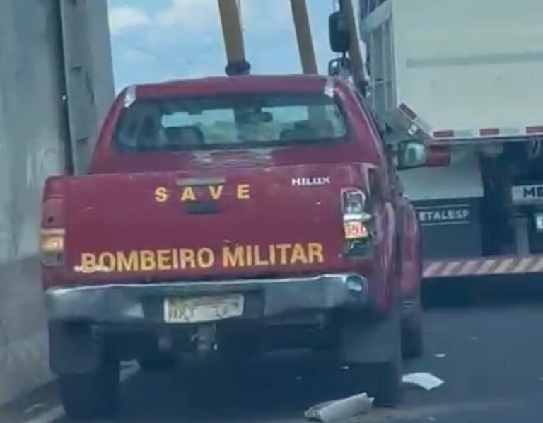 Motociclista bate em viatura dos Bombeiros na Ponte da União em Cruzeiro do Sul