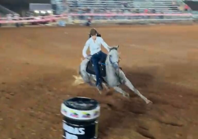 Prova dos Três Tambores leva velocidade e emoção à arena de rodeio da ExpoAcre Juruá