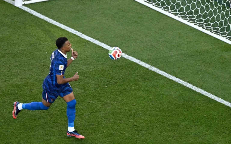 Mbappé marca de pênalti, França vence o Paraguai e avança às quartas da Copa do Mundo