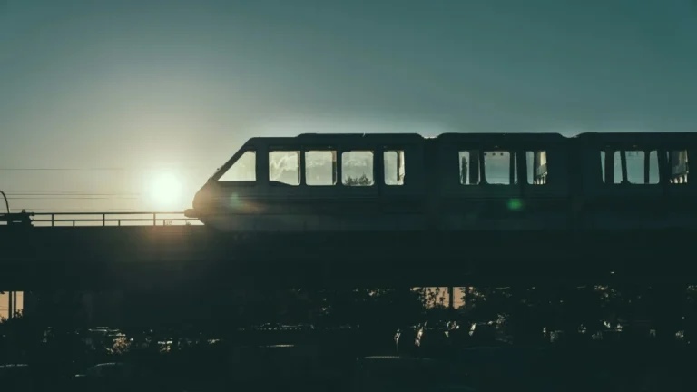 Suíça transforma trilhos de trem em usinas solares com projeto inédito de energia limpa