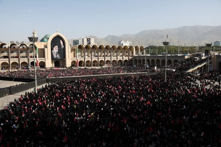 Irã entra em nova fase política após funeral de Khamenei e sucessão no comando do país
