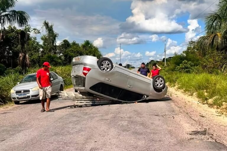 Carro capota próximo à ponte do Rio Liberdade, em Cruzeiro do Sul; ninguém fica ferido