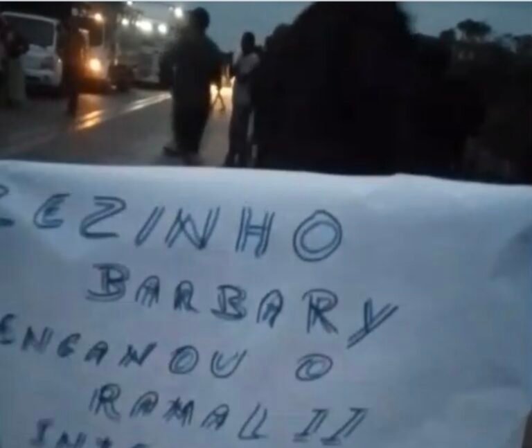Protesto na BR-364 mira Zezinho Barbary com cartazes de cobrança por recuperação de ramais em Cruzeiro do Sul