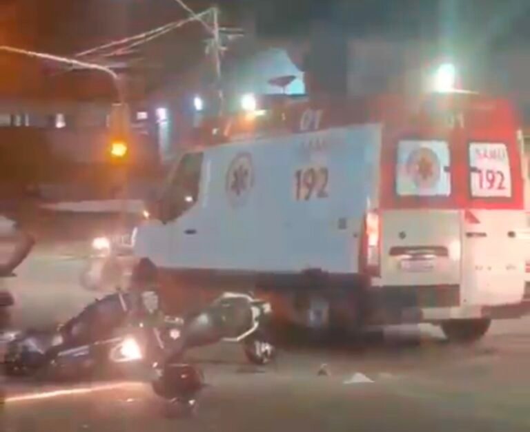 Acidente entre duas motocicletas mobiliza Samu na Avenida 17 de Novembro em Cruzeiro do Sul
