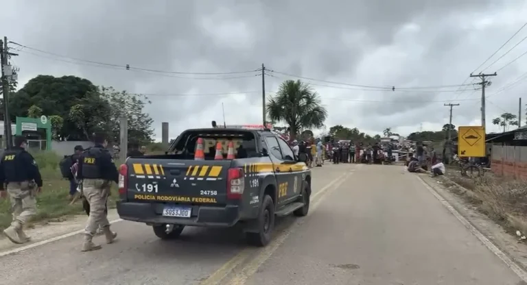 BR-364 é liberada em Cruzeiro do Sul após acordo entre moradores e Deracre
