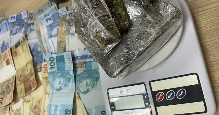 Homem é preso com drogas e diz revender entorpecentes para homem que vive no Peru