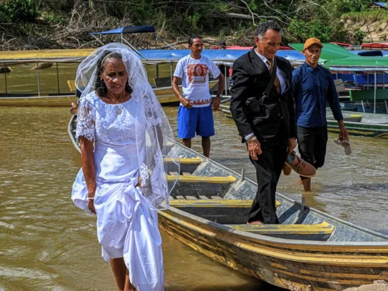 Casal ribeirinho realiza sonho e se casa no mesmo dia que os três filhos durante casamento coletivo em Tarauacá