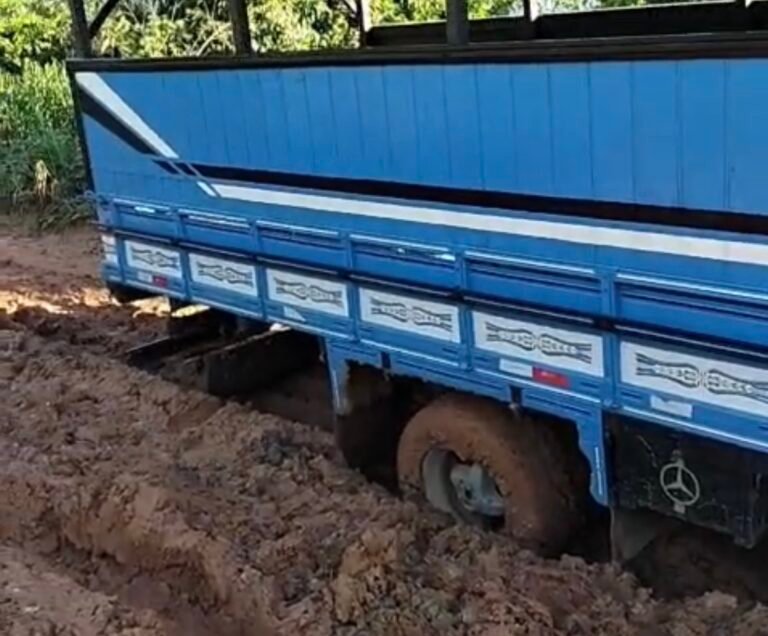 Caminhões atolam no Ramal 2 e moradores voltam a denunciar condições precárias da estrada em Cruzeiro do Sul