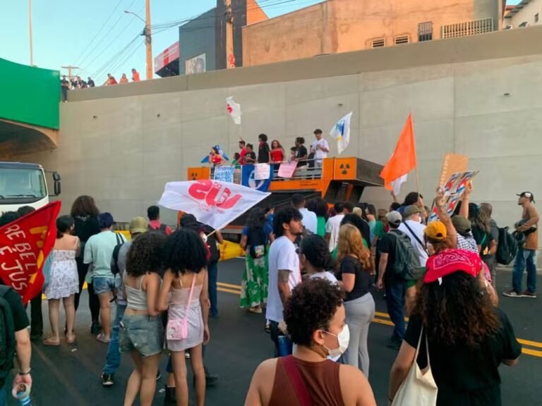 Estudantes bloqueiam viaduto em novo protesto contra crise no transporte coletivo de Rio Branco