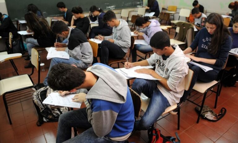 Senado aprova projeto que inclui educação financeira no currículo escolar