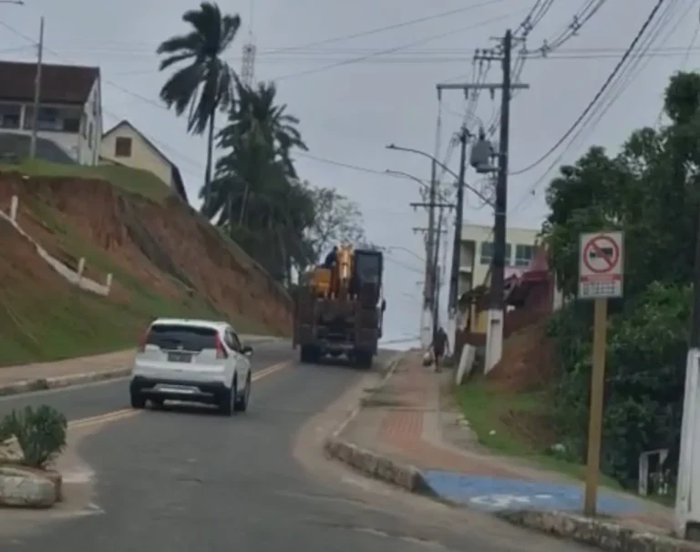 Caminhão desafia proibição em ladeira de Cruzeiro do Sul e moradores cobram fiscalização