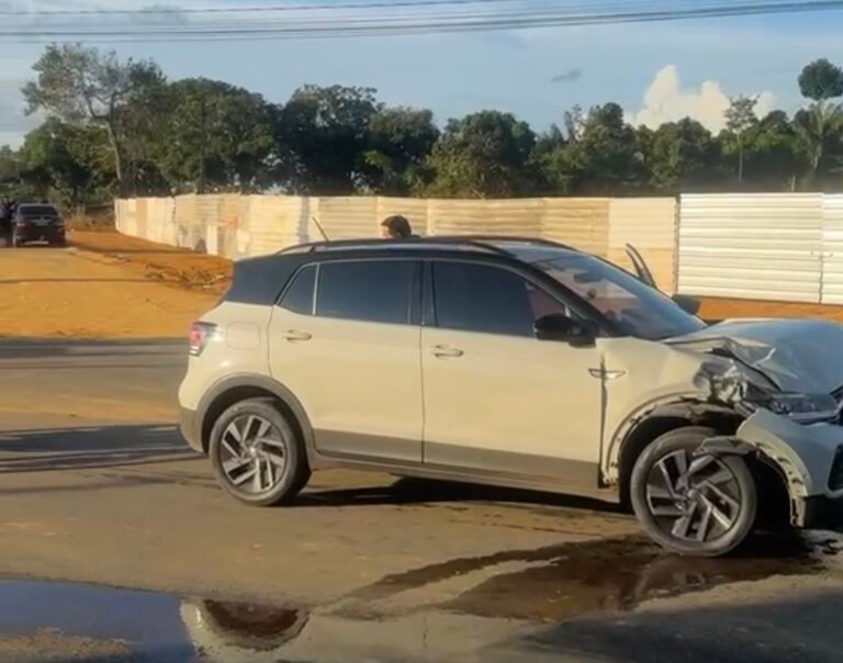 Colisão entre carros é registrada na AC-405, em Cruzeiro do Sul