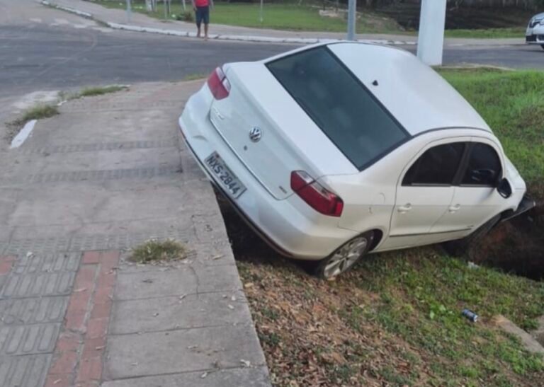 Carro sai da pista na Avenida Coronel Mâncio Lima e chama atenção de moradores em Cruzeiro do Sul