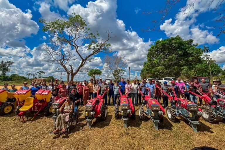 Brasiléia entrega maquinário para fortalecer agricultura familiar