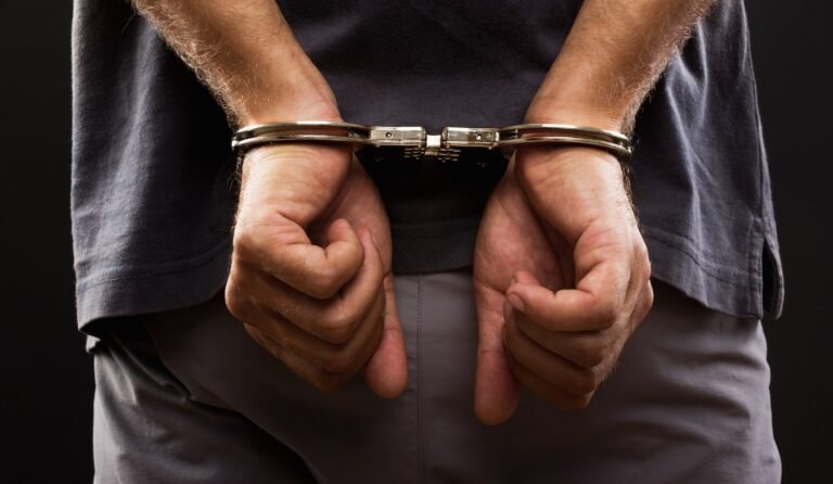 Homem é preso após invadir residência e ameaçar morador em Cruzeiro do Sul