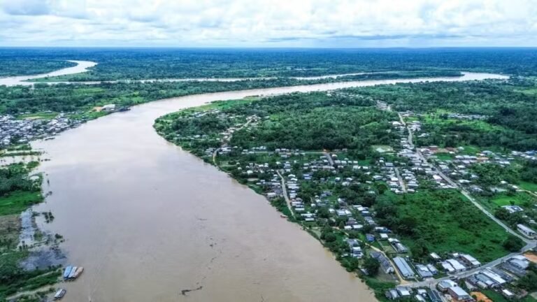 Rio Juruá segue baixando, mas permanece acima do nível de estiagem em Cruzeiro do Sul