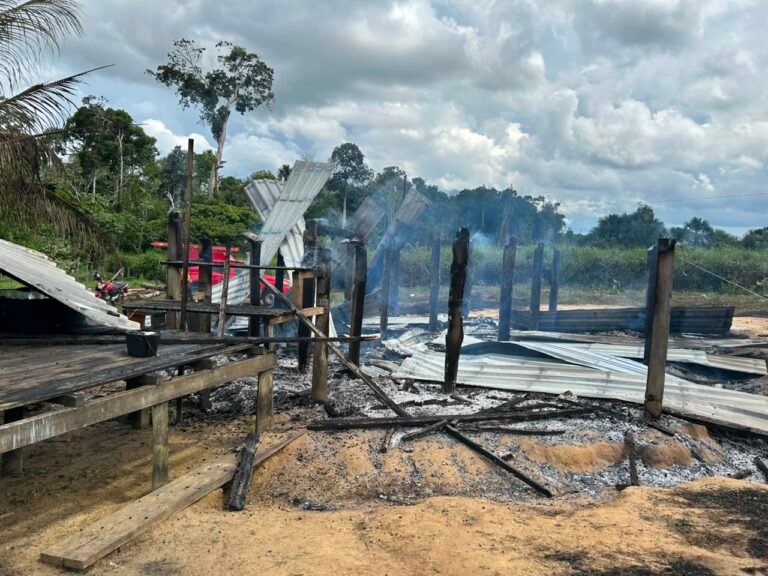 Ponte danificada impede acesso de viatura de combate e incêndio destrói residência no interior de Guajará
