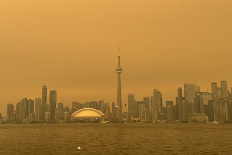 Fumaça de incêndios florestais cobre cidades dos EUA e Canadá e preocupa autoridades